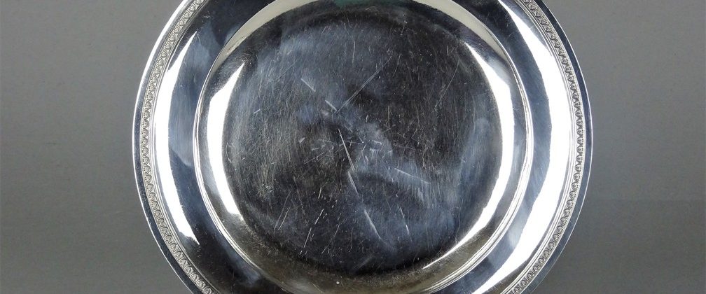Plat en argent d’époque – Galerie Lassus